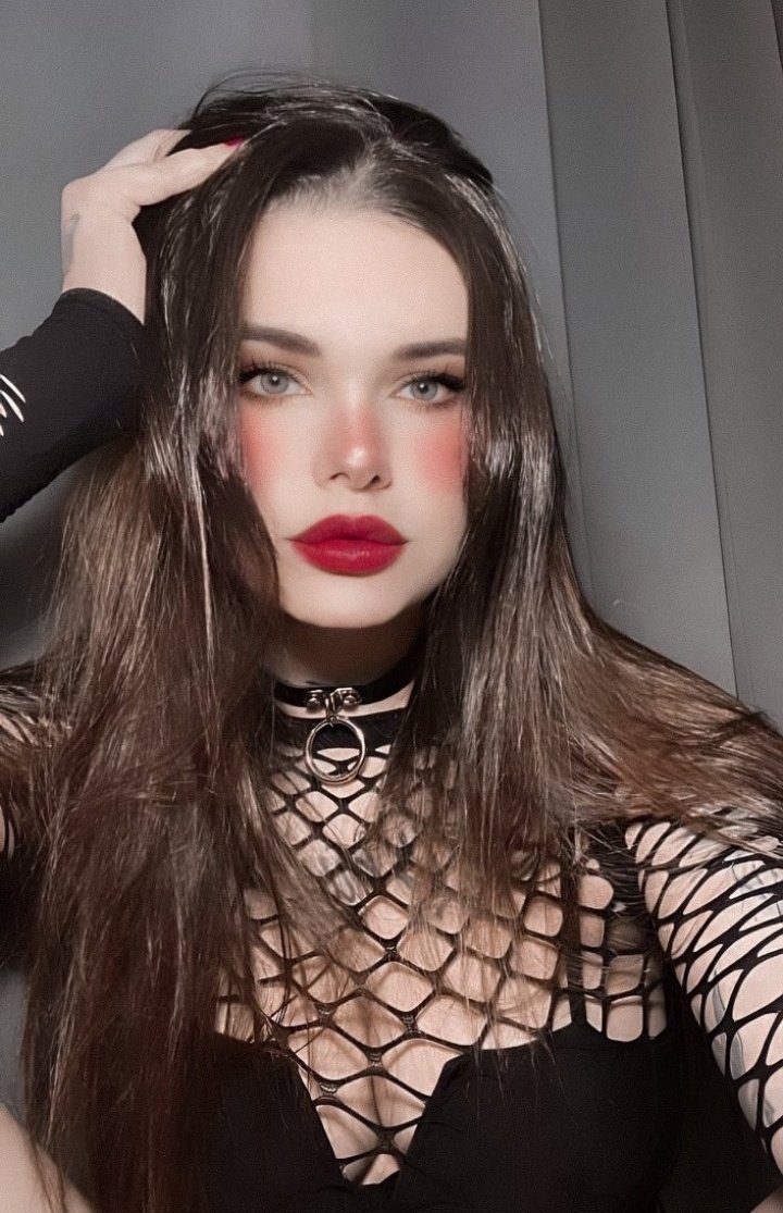 fridafamilly's tweet photo. Ich hab ein Spiel für dich, Sklave! Los, wer schnell ist, kriegt 100 € für eine Partie! 👠🏹💷💳 https://t.co/X4vhIJnpR7