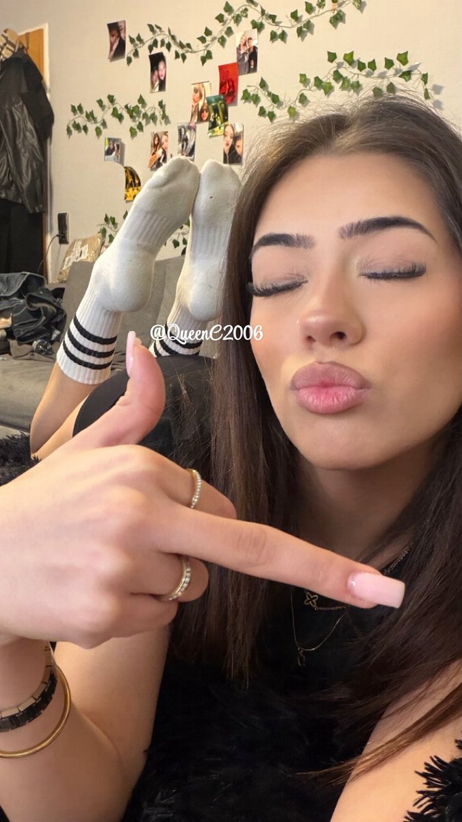 QueenC2006's tweet photo. Ich als 19 jähriger könnte alles mit dir machen, egal wie viel älter du l@ser bist 
Reposte 🔃wenn du gerne an meinen Socken riechen würdest, Villt fällst du mir ja auf 🤣🤣

#findom #findomslave #FindomBlackmail #femdom #geldherrin #geldsklave https://t.co/rTsmn5GAOm