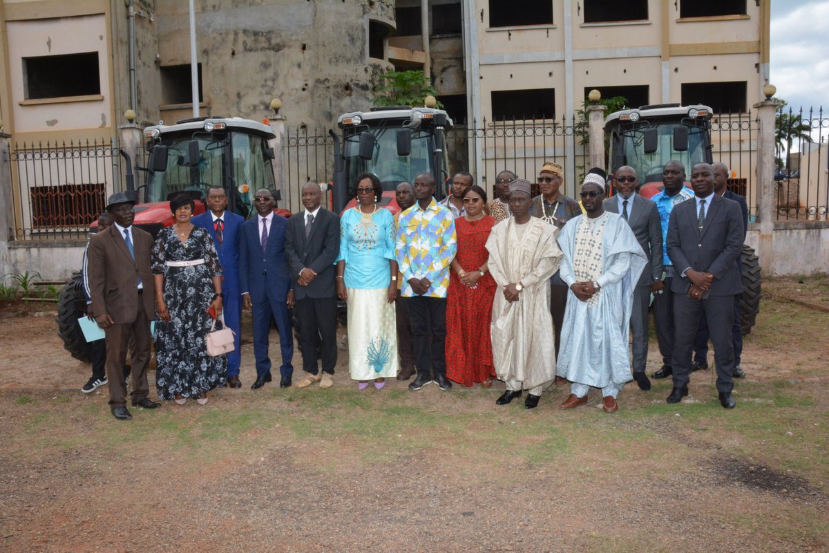 minepat237's tweet photo. Cette remise s’inscrit dans la dynamique nationale d’import-substitution impulsée par le Chef de l’État, S.E. Paul Biya, et renforce le partenariat public-privé, catalyseur de notre émergence à l’horizon 2035.
#CamerounEmergent #AgropoleCM #ImportSubstitution #SécuritéAlimentaire https://t.co/Ia01gNNutd