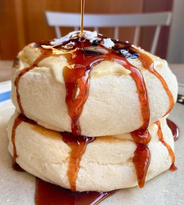 東京都国分寺駅近くにあるお店「eggg cafe」の、中には濃厚なカスタードが入り、表面を香ばしくブリュレした「ふわふわブリュレパンケーキ」✨