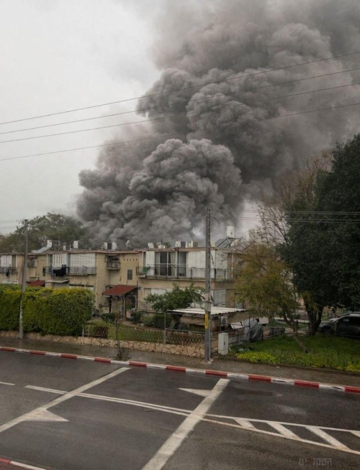 BolKuch's tweet photo. 🚨 BREAKING ‼️
Direct hit by Iranian Missiles on Rosh Haayin Town TelAviv.
#IranWar https://t.co/zHKT7YIGSl