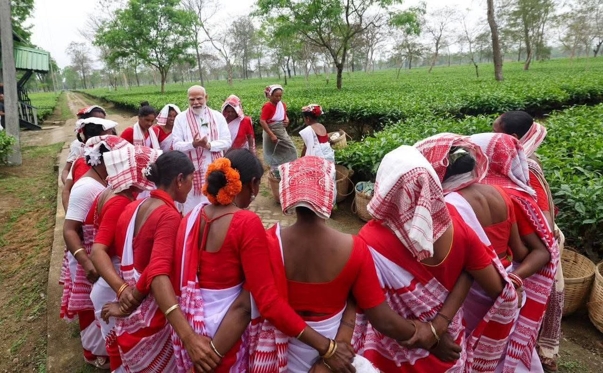 ArunSao3's tweet photo. "चाय असम की आत्मा है"

यहाँ की चाय ने पूरी दुनिया में अपनी जगह बनाई है। आज सुबह डिब्रूगढ़ में, मैं एक चाय बागान में गया और वहाँ काम करने वाली महिलाओं से बातचीत की। यह एक बहुत ही यादगार अनुभव था।
आदरणीय प्रधानमंत्री श्री नरेंद्र मोदी जी 
@narendramodi 
@BJP4India https://t.co/uUgTBLnROI