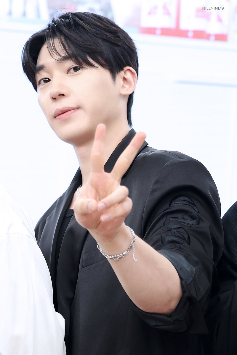 피부존잘남 쫑

니엘이한테도 비법전수해줘
쟤는 마스크팩만 붙이면 다되는줄 안단말야🤣