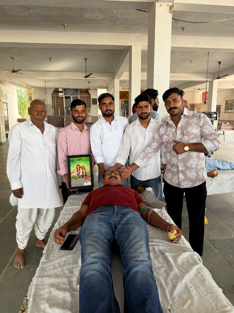 DevendaSanjay's tweet photo. #रक्तदान_महादान
आज ग्राम अणतपुरा-चिमनपुरा में भौमिया जी महाराज के मन्दिर में स्व. श्री बंशीधर यादव जी की पुण्यतिथि पर आयोजित स्वैच्छिक रक्तदान शिविर कार्यक्रम में शामिल हुआ।
आयोजक विक्रम यादव जी,अंकित यादव जी ,उत्सव यादव जी सहित समस्त ग्रामवासियों का आभार।🙏🏽
#sanjaydevendansui https://t.co/E0n82ISZcs