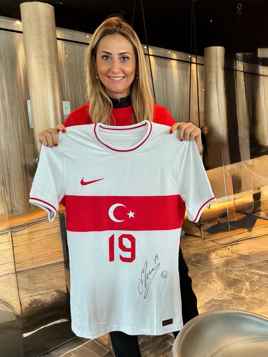 GozdeDizdar's tweet photo. Forma çok sevdiğim Kenan Yıldız’ın;
hikâye ise hepimizin.
Futbol sahalarında nadir rastlanan;
inanç, akıl, disiplin ve karakter dengesi…
Şöhreti genç yaşta yakalayıp değişmeyenlerin,
yurtdışına transfer olup milyonları sadece yeteneğiyle değil
karakteriyle de hayran bırakanların https://t.co/rYBGlkMLpv
