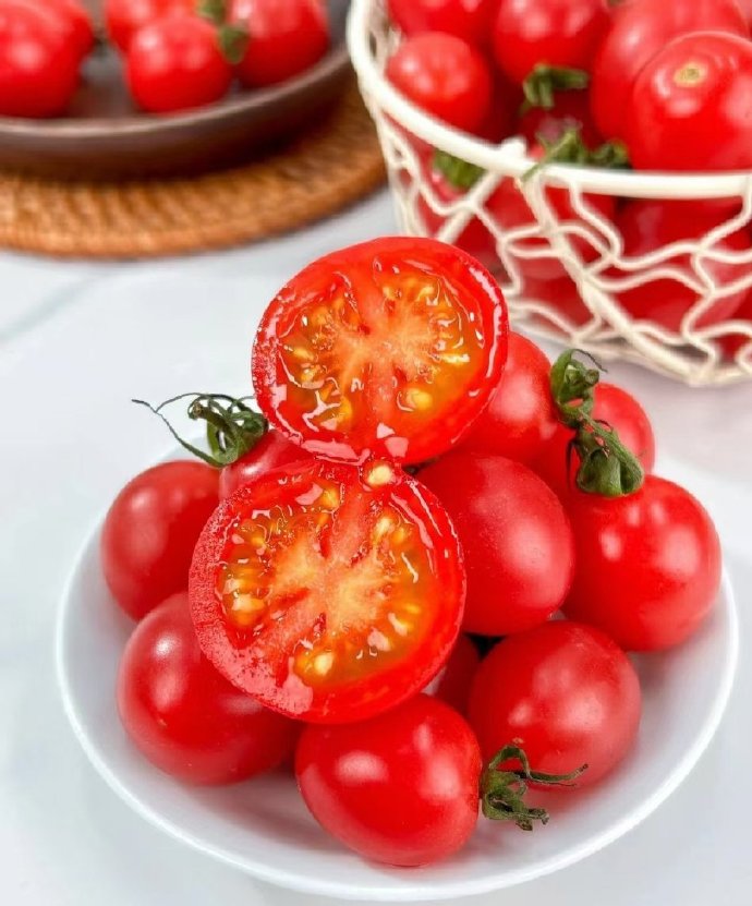 Sanee0788's tweet photo. "Taste test: Organic cherry tomatoes ! Juicy, sweet-tart, u0026 no tough skins. Perfect for salads or snacking—worth the extra $0.50/lb. Rating: 9/10  #FoodReview #FreshProduce" https://t.co/MfrbjxzGcU