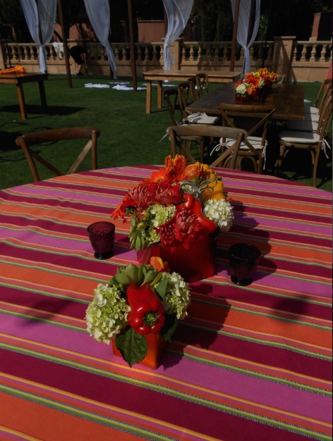Flowers don’t just decorate a table — they set the mood, spark conversation, and bring life to every celebration. 🌿💐 Whether it’s a romantic dinner, wedding, or corporate event, the right floral arrangement transforms a simple table into a memorable experience.