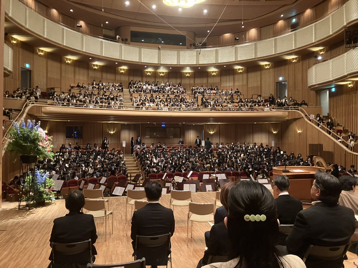 noble_figure's tweet photo. 昨日、4月1日付で大阪音楽大学大学院講師に就任致しました

入学式では満席のオペラハウスで新入生、教員の皆さまと歌った永井幸次先生の校歌に思わずウルッ…

これから未来ある学生の皆さんとあらゆる音楽への探求、心から楽しみです

私をご指導、支えてくださる全ての皆さまに感謝 https://t.co/gestVq3C34