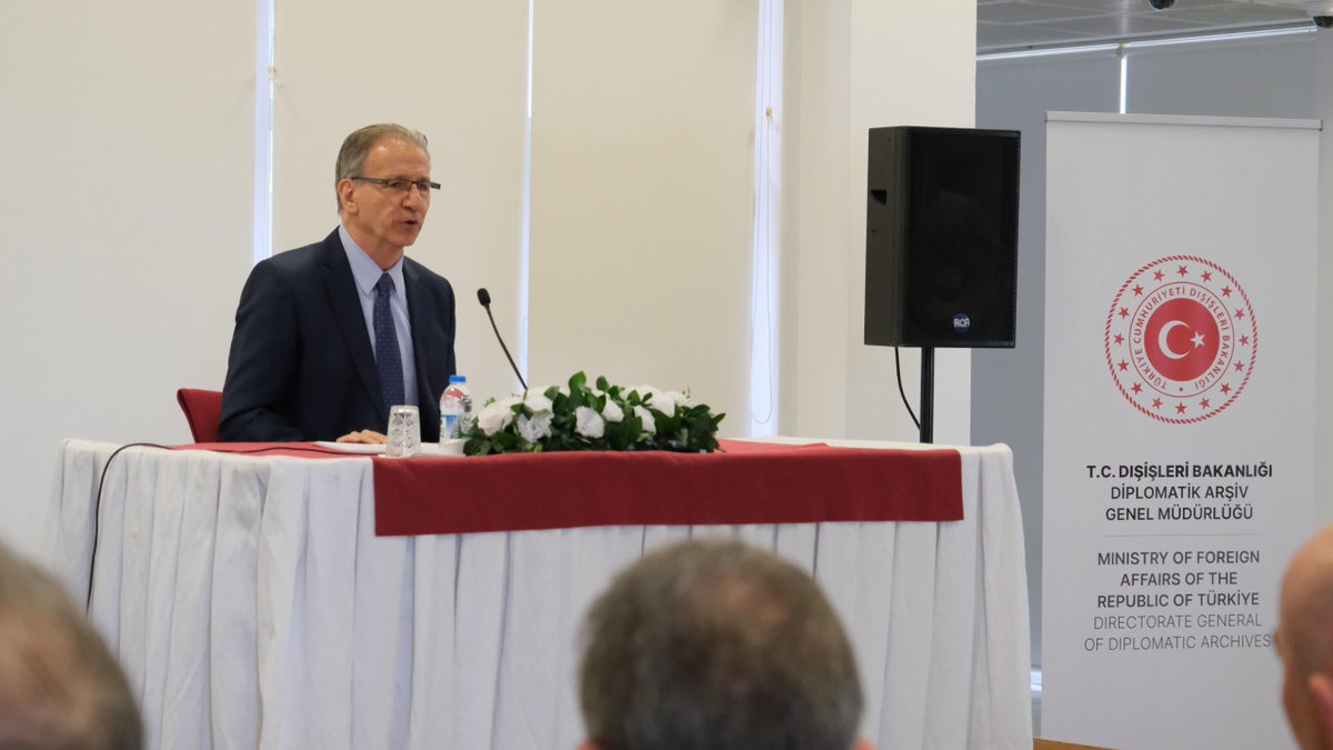 TC_Disisleri's tweet photo. Diplomatik Arşiv Genel Müdürlüğümüz tarafından düzenlenen “YERİNDE: Diplomasi Tarihimizden Kesitler” konferans serisinin beşinci etkinliğinde ODTÜ Tarih Bölümü Öğretim Üyesi Prof. Dr. Ömer Turan, “Lozan Barış Konferansı” başlıklı bir sunum gerçekleştirdi. https://t.co/GKDxVtGwJF