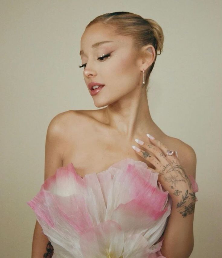 hourly ariana grande ☀️ tweet media