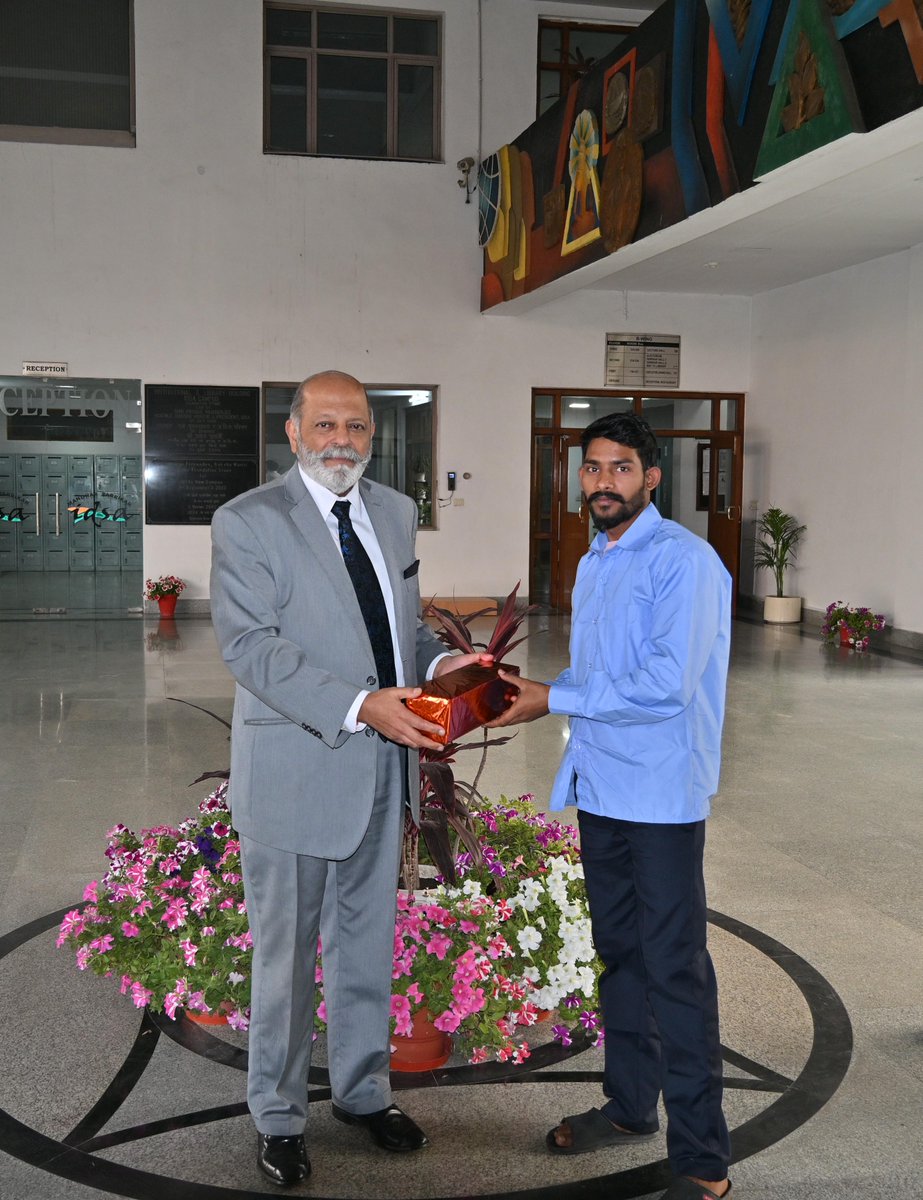 IDSAIndia's tweet image. DG @SujanChinoy appreciated the gardeners for their dedicated work and presented them with small tokens of gratitude. 🌿👏 He motivated them to do even better to realise a greener #Bharat through "Ek Ped Maa Ke Naam", particularly fruit trees that sustain the rich local birdlife.
