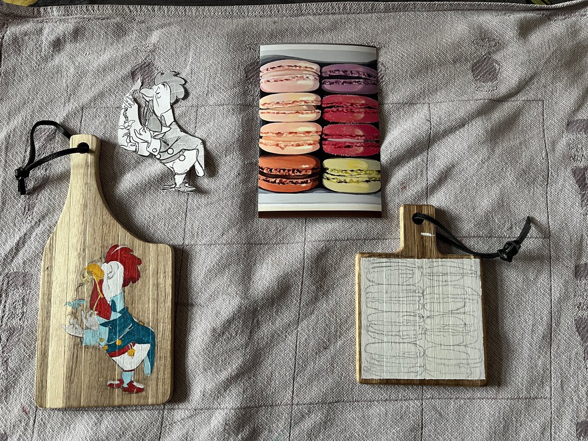 ranjarietje's tweet image. Ik kocht bij de Wibra 2 mini-plankjes à €2. 
Ik zag schilderpotenties. 
#parbleu #macarons