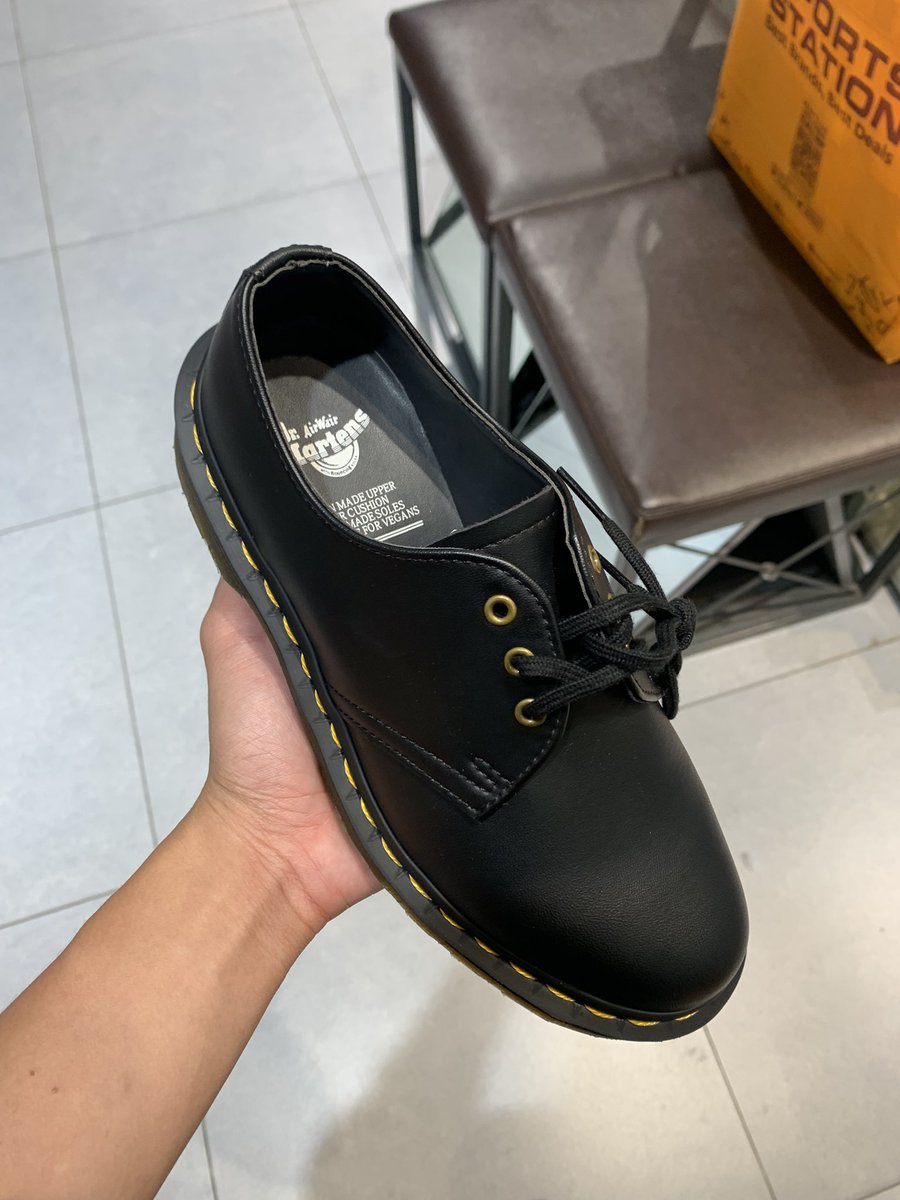 StevanWilli's tweet photo. Halo ges! aku mau share barang2 top brand yang up to 70% ⁉️ yang harganya miring banget. Ada onitsuka tiger, Birken, NB, Adidas, Nike. Start 300-900an!

Ini onitsuka 900k aja 😭😭 https://t.co/XFLaZzlnif