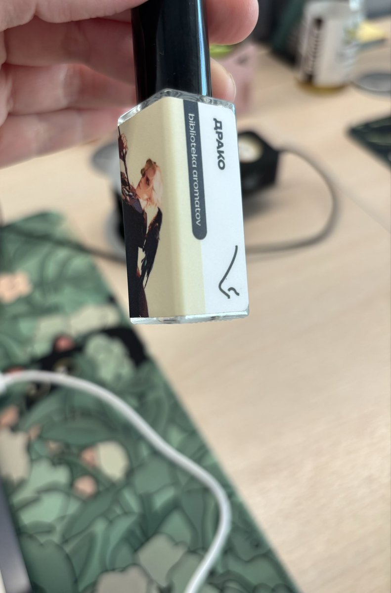 AnnaHelfig's tweet photo. у коллеги новые духи. идея и аромат очень не соответствуют друг другу, по факту запах какого-то цветочного мыла, а ведь было столько потенциала, эх https://t.co/8h4jze5v6x
