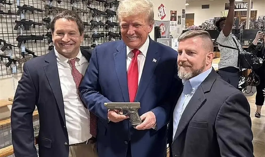 juanbaaq's tweet photo. “Del discurso a la bala: el doble rasero de Trump ante el tráfico de armas”

#DonaldTrump intensifica la presión sobre México para combatir el tráfico de drogas, pero no realiza acciones dentro de su territorio para detener el flujo de armas a México

✍️ @LaJornada
https://t.co/yJHQyS0FYO
