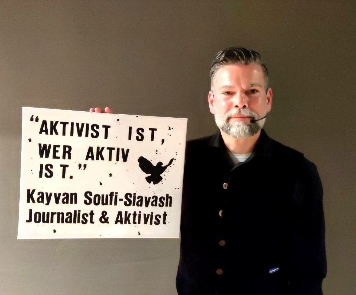 earthofjoy_'s tweet photo. Bild: 08.05.2023 #Dürkheim Vortrag 🤍

Dankeschön aus tiefstem Herzen an Kayvan Soufi-Siavash @soufisticated_ 
für die unglaubliche Aufklärungsarbeit und die Inspiration. 🤍
Der Journalistenpreis von „Earth of Joy.“ geht an dich. 🤍

Wisst ihr noch,
als der Zensurapparat 2020 #KenFM
mit einer halben Million Abonnenten gelöscht hat? 🤍

Die Regierungsmedien waren bestimmt neidisch,
dass wir KenFM nicht nur gerne geschaut
und uns informiert haben,
sondern es auch noch freiwillig unterstützt haben. 🤍
In unserer Welt ist #Aufklärung ein Verbrechen. 🤍
Und wie sagte Edward Snowden so schön:

„Wenn das Aufdecken von Verbrechen
wie ein begangenes Verbrechen behandelt wird,
werden wir von Verbrechern regiert.“ 🤍

Es gibt keine freie Presse,
nur eine monströse Propagandamaschine,
die täglich Angst schürt und lügt. 🤍
Wie befreit man die Presse? 🤍
Habt ihr Ideen? 🤍
Ich frage für einen Freund. 🤍

Wenn ihr das nächste Mal demonstrieren geht,
nehmt bitte auch Plakate mit, auf denen steht: 🤍

FREE PRESS.
FREE PRESS.
FREE PRESS. 🤍

#freepress 🤍
Bitte Teilen 🤍

@Michael_Ballweg @querdenken711 @nichtohneuns @apolut_net @StapfDominik @weichreite