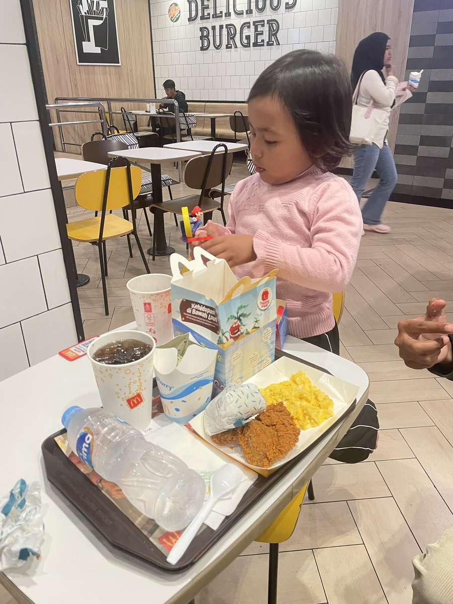 Jujur eskrim matcha mekdi enak banget tambah bocil pengen mainan super mario.