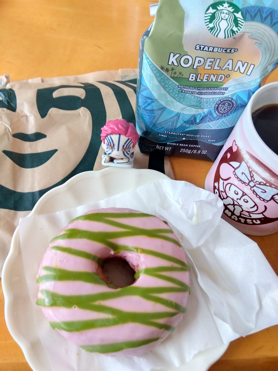 #朝ごはん は #スターバックス の #桜抹茶ドーナツ 。
ずっと気になってた。やっといただきます。
コーヒーは、もちろんスタバ。☕️
こちらはそのお店でラスイチでした。

#木漏れ日のお茶会　#おうちカフェ　#おうち時間　#珈琲　#coffee　#おそ由松