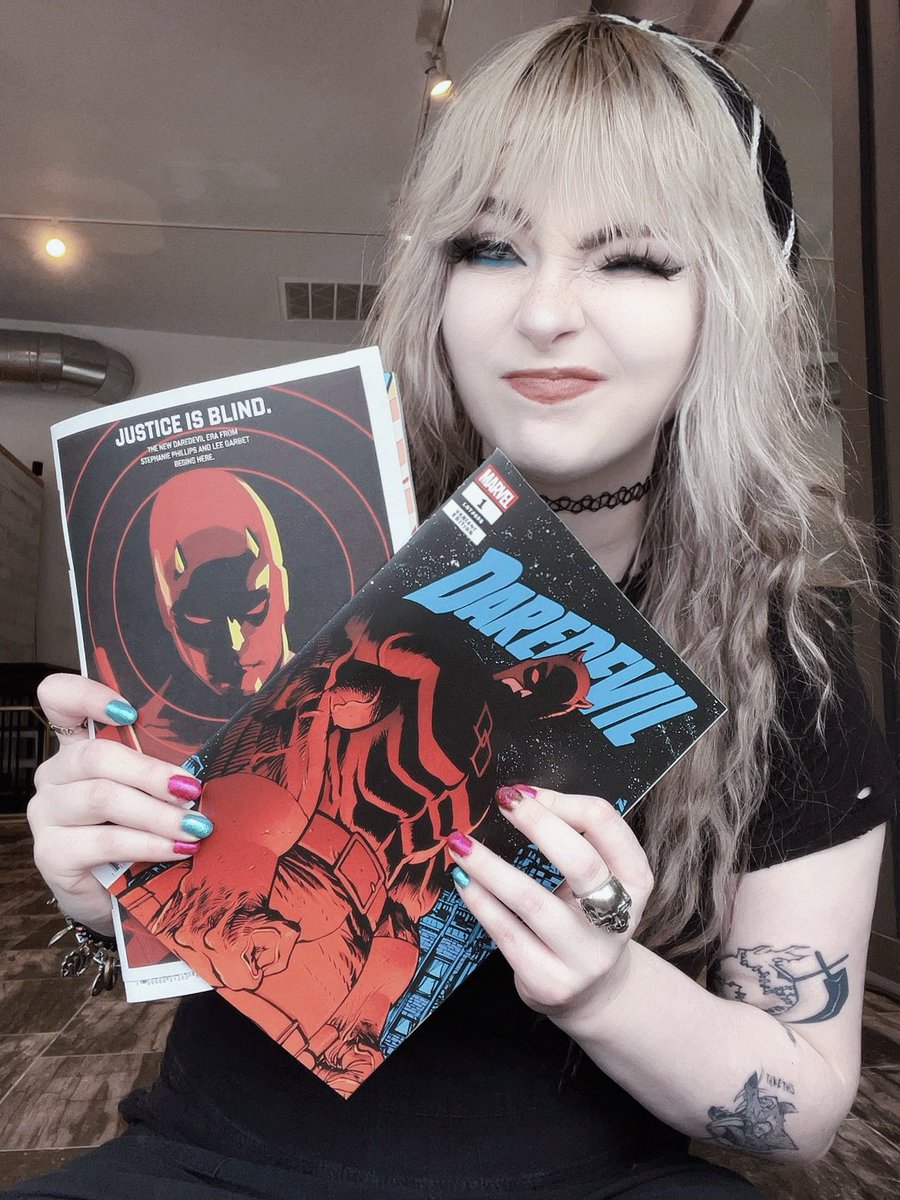 stellalasaurus's tweet image. ITS DAREDEVIL COMIC DAY!! I CANNOT SAY ENOUGH HOW PROUD I AM OF MY FRIEND @leegarbett AND HIS TEAM!! (@snapcracklesteph I’m SOOOO excited to see what you’ve cooked for us 👏) CONGRATS! 🖤✨

#marvelcomics #daredevilcomic