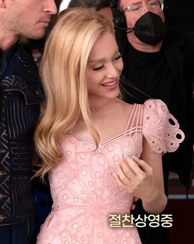 hourly ariana grande ☀️ tweet media