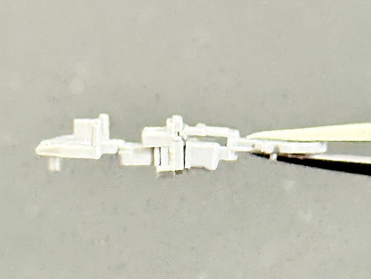 デテロニー tweet media