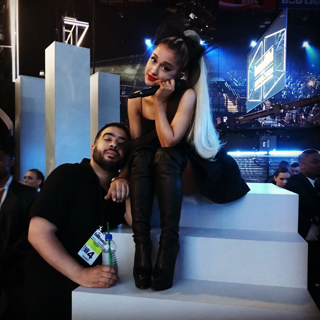 hourly ariana grande ☀️ tweet media