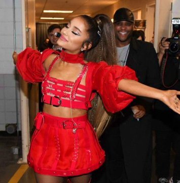 hourly ariana grande ☀️ tweet media