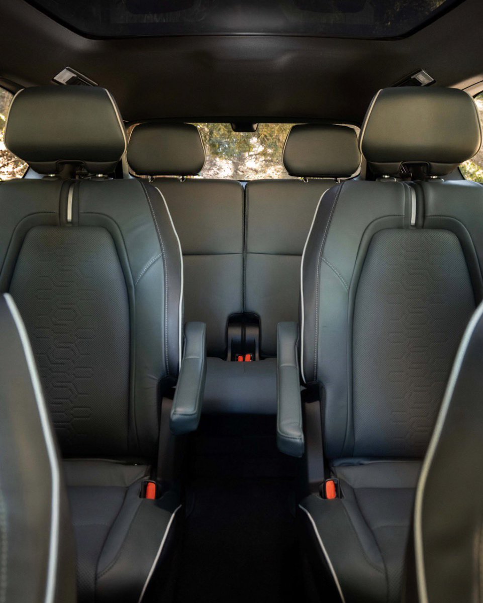 mightys3xycars's tweet image. スバル初の3列シートEV「Subaru Getaway」が登場！🌲🔋

・最高出力 420馬力
・航続距離 300マイル（約482km）以上
・150kWの急速充電対応（30分で10-80%まで回復）

スバルらしい走りと、家族全員で出かけられる広さを両立した期待のEVですね。✨

#Subaru #Getaway #スバル #EV #新型車