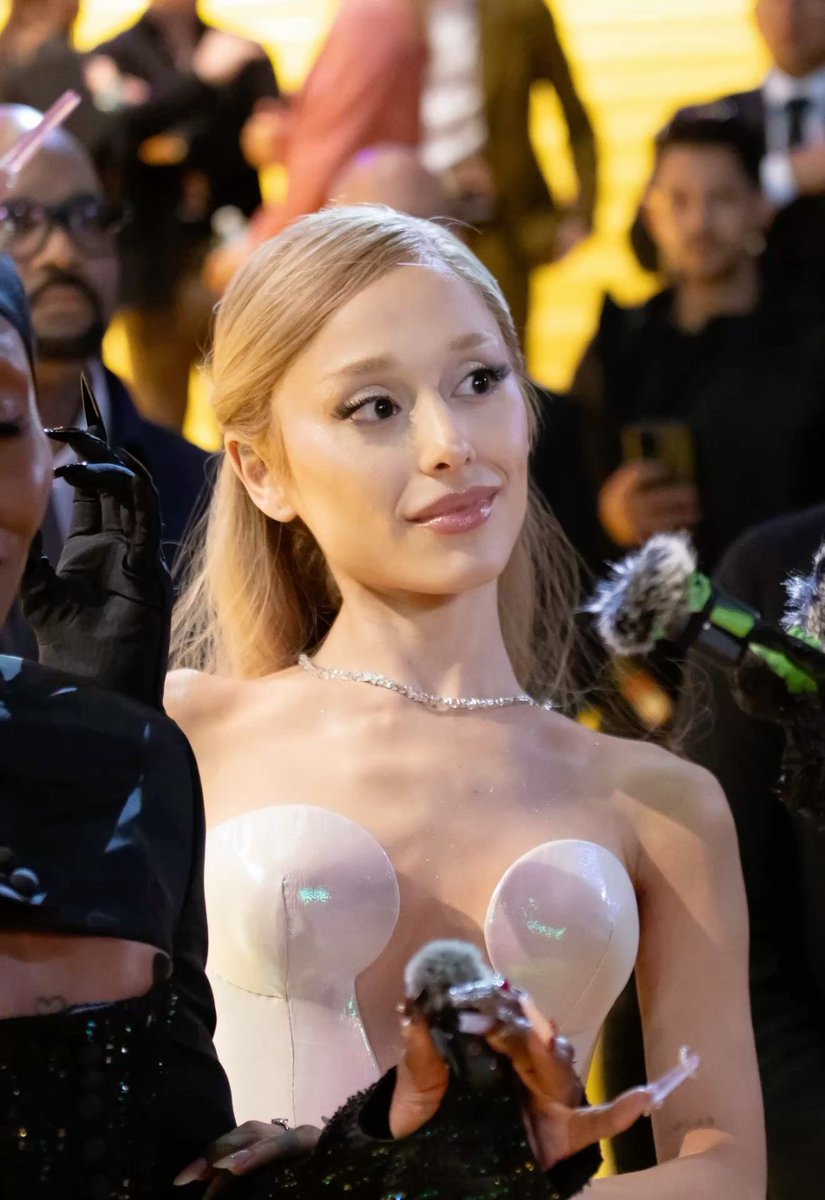 hourly ariana grande ☀️ tweet media