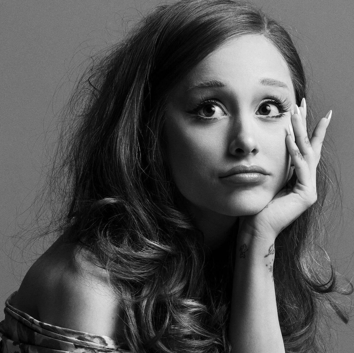 hourly ariana grande ☀️ tweet media