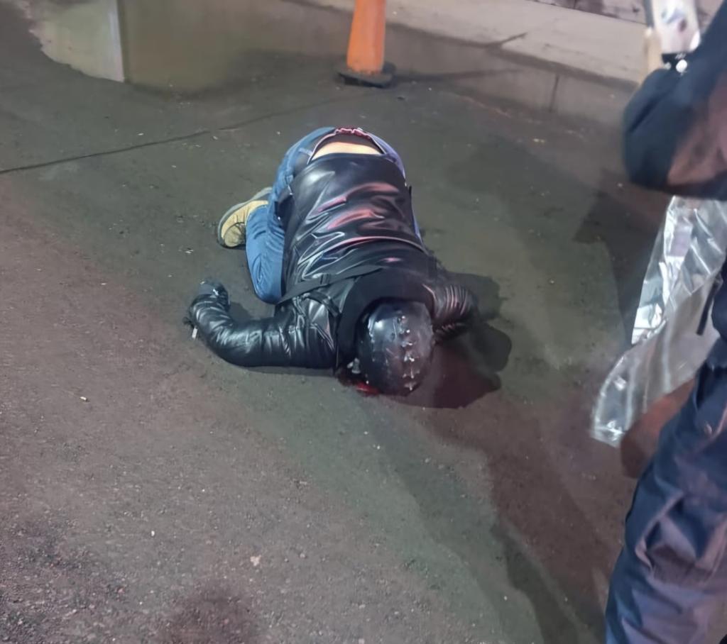 noelalvaradom's tweet photo. Policías de la @SS_Edomex detienen a Juan José El Cuate; se le acusa del homicidio del policía Abraham del Agrupamiento FAR; se opuso al robo de su moto. Le aseguraron droga. También se dedicaban al robo de motocicletas. @FiscaliaEdomex @FGRMexico @GabSeguridadMX @SSPCMexico https://t.co/nQERvxJDtZ