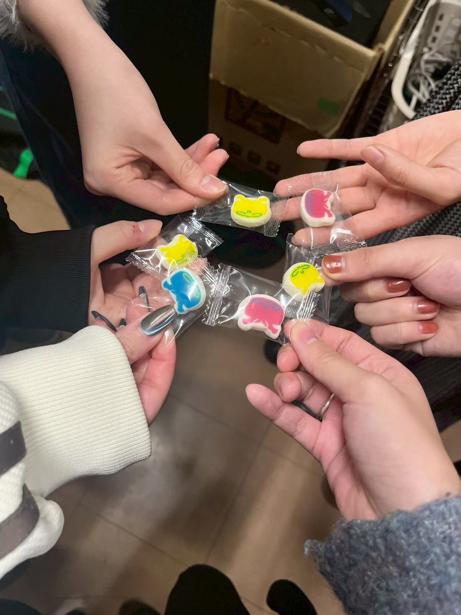 Neo_lapis's tweet photo. ✦・┈┈┈┈┈┈┈┈┈┈┈┈┈┈┈ ・✦
               【ラストイヤーです😭】

今年度は、3.4年混合ギャルバンとして現役活動最後の年になります！💗🖤
更なる飛躍を目指して頑張って行きますので、応援お願いします👱🏻‍♀️🎤✨️

 #昨年度のお土産たち

✦・┈┈┈┈┈┈┈┈┈┈┈┈┈┈┈ ・✦ https://t.co/j52kRBeMPY