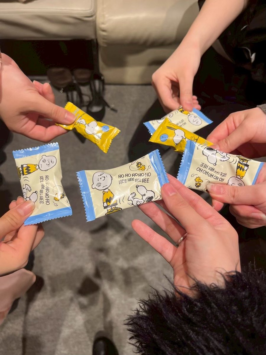 Neo_lapis's tweet photo. ✦・┈┈┈┈┈┈┈┈┈┈┈┈┈┈┈ ・✦
               【ラストイヤーです😭】

今年度は、3.4年混合ギャルバンとして現役活動最後の年になります！💗🖤
更なる飛躍を目指して頑張って行きますので、応援お願いします👱🏻‍♀️🎤✨️

 #昨年度のお土産たち

✦・┈┈┈┈┈┈┈┈┈┈┈┈┈┈┈ ・✦ https://t.co/j52kRBeMPY