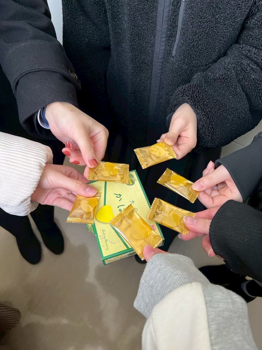 Neo_lapis's tweet photo. ✦・┈┈┈┈┈┈┈┈┈┈┈┈┈┈┈ ・✦
               【ラストイヤーです😭】

今年度は、3.4年混合ギャルバンとして現役活動最後の年になります！💗🖤
更なる飛躍を目指して頑張って行きますので、応援お願いします👱🏻‍♀️🎤✨️

 #昨年度のお土産たち

✦・┈┈┈┈┈┈┈┈┈┈┈┈┈┈┈ ・✦ https://t.co/j52kRBeMPY