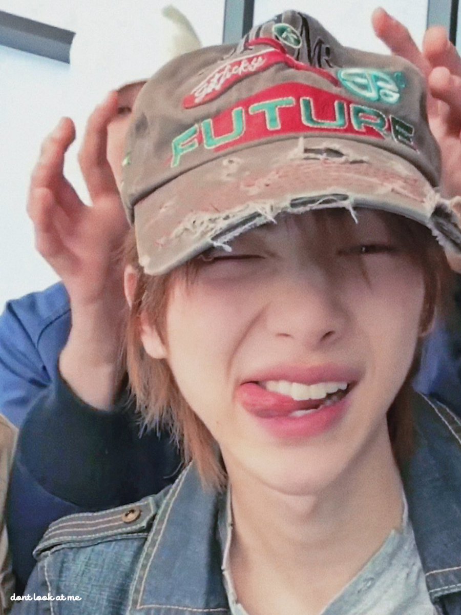 dont look at me tweet media