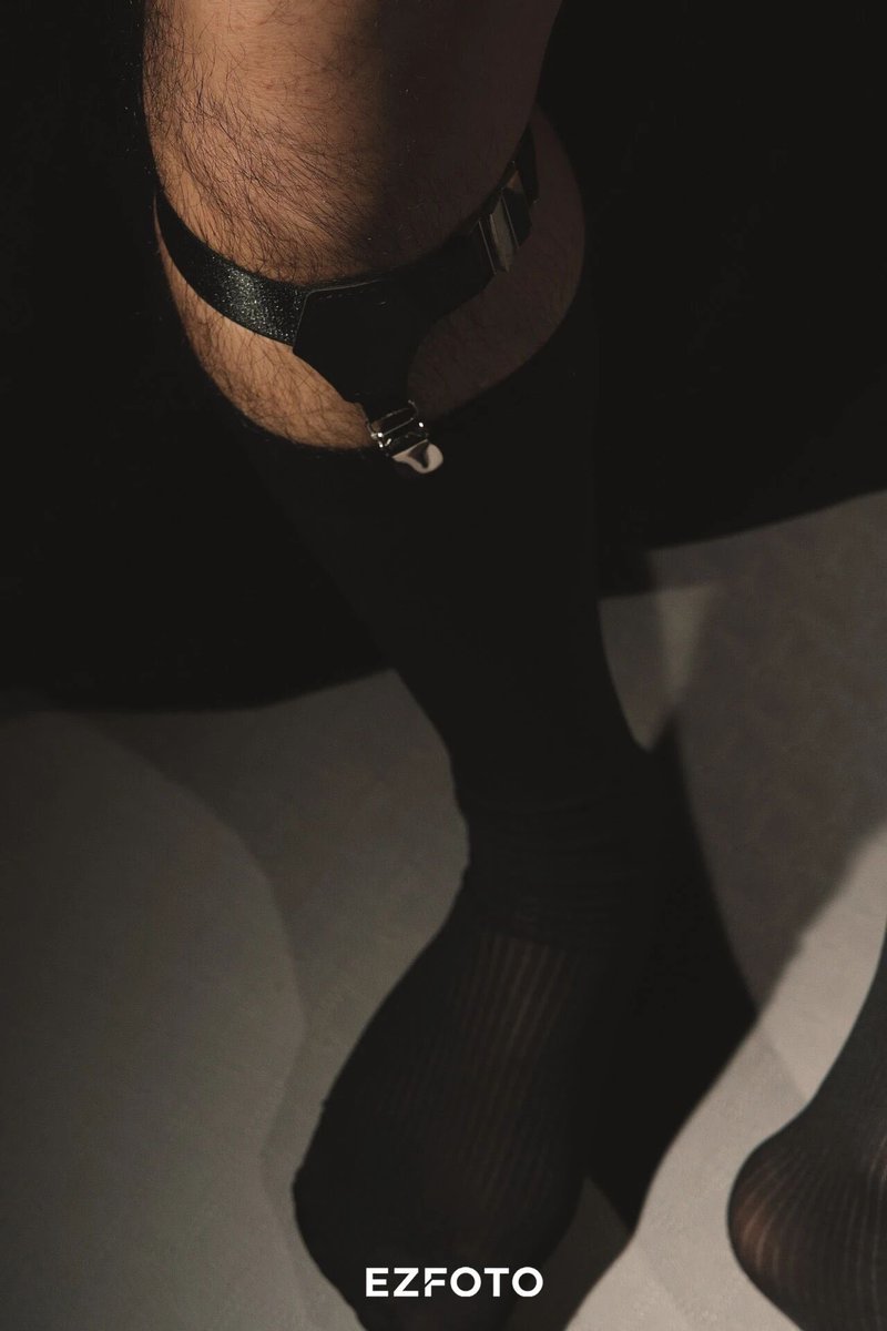 HunkFoto's tweet photo. 光在皮肤上移动。
筋脉、毛发、皮革。
一切都在控制之下——
包括欲望。 https://t.co/ghSIvYLzKr