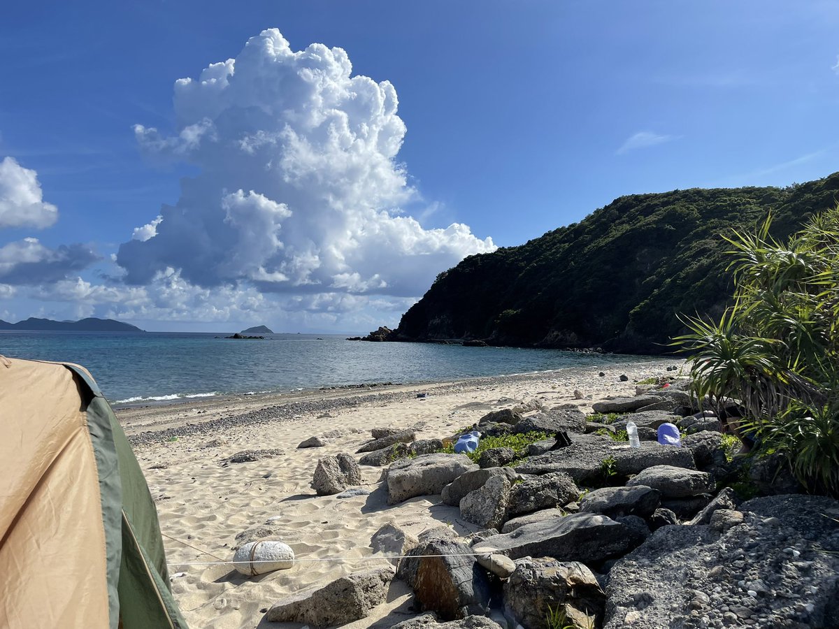 tumec1969's tweet photo. 合宿紹介第4弾、無人島サバイバル！

無人島サバイバル企画では、有志の参加者が普段の活動で習得したダイビングスキルや、キャンプ生活の知識を活かして、本格的なサバイバル生活を行っています🔥　

去年は奄美大島の近くにある、江仁屋離島という島に行ってきました🏝️ 
興味が湧いたら新歓LINEへ☝️ https://t.co/SEKOhNWrzk