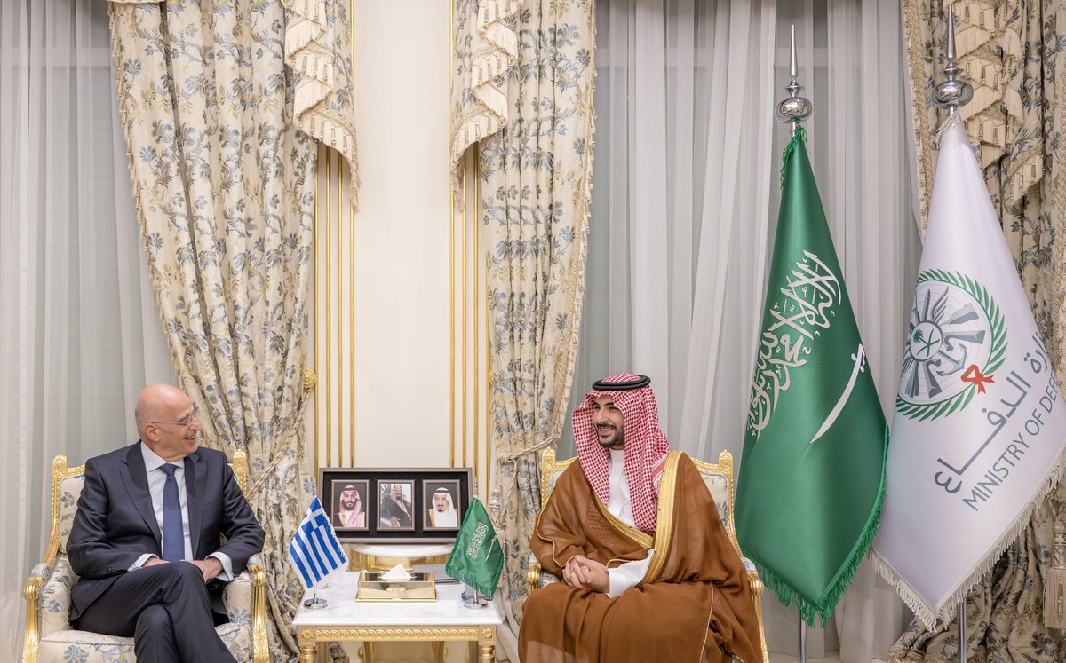 HALKHABRANI's tweet photo. سمو سيدي #وزير_الدفاع يلتقي وزير الدفاع الوطني اليوناني https://t.co/4dv2j5GlTq