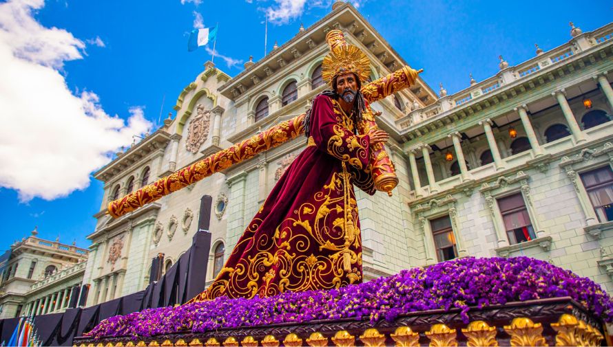 El catolicismo tiene 2 mil años, las procesiones en Guatemala tienen su origen hace más de 400 años y el tráfico en la ciudad de Guatemala es pan de cada día desde hace más de 30 años. Así que quienes cada Semana Santa alegan por las procesiones, vayanse a la purísisima...playa.