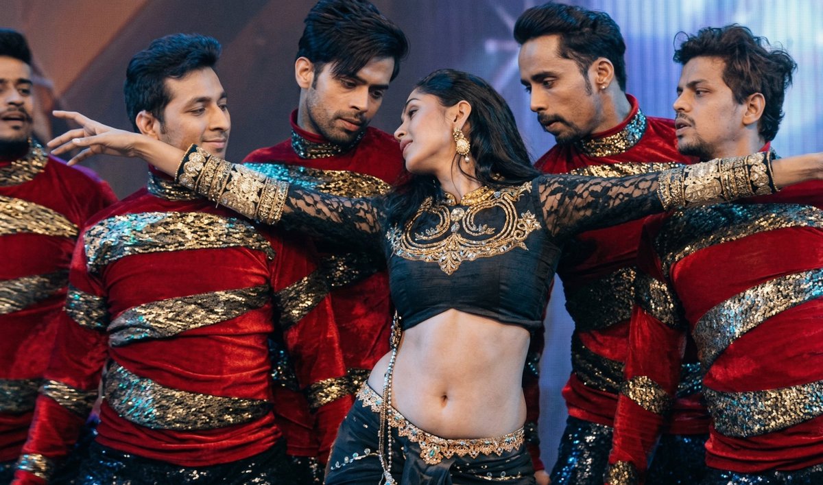ActressPsycho01's tweet photo. Mrunal Thakur Hotness is Unmatchable 🔥🥵 #MrunalThakur https://t.co/hd69SfdCKI