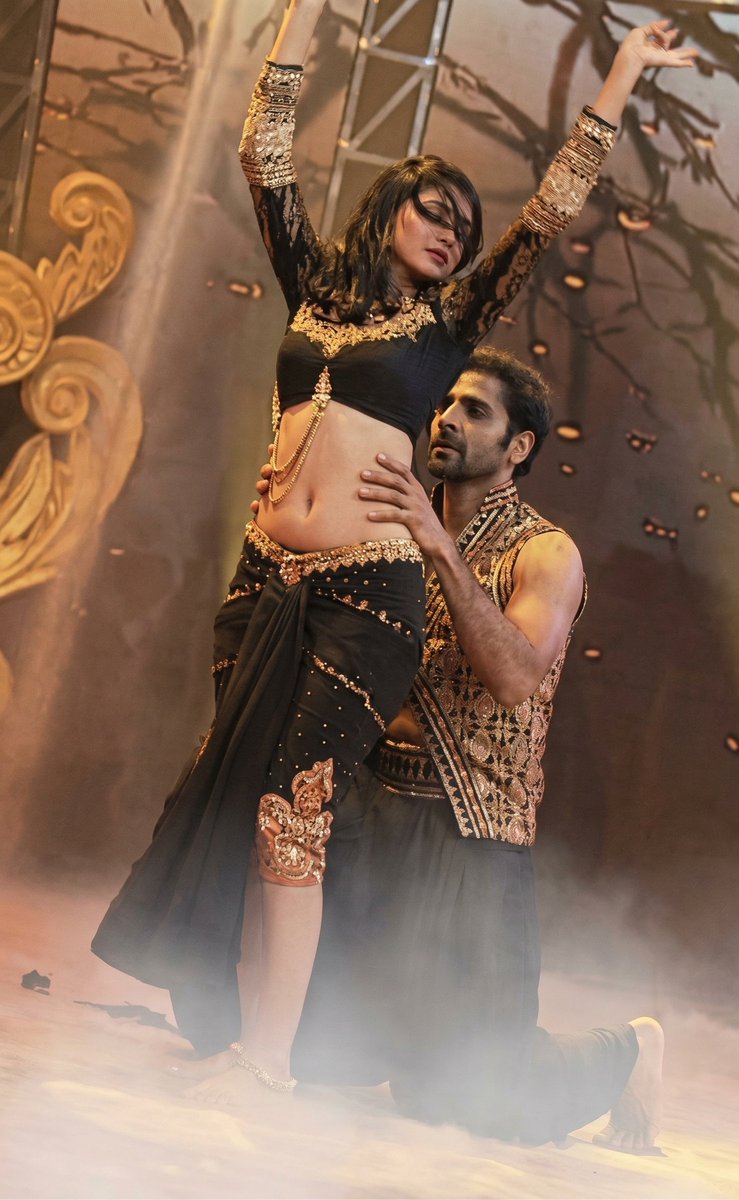 ActressPsycho01's tweet photo. Mrunal Thakur Hotness is Unmatchable 🔥🥵 #MrunalThakur https://t.co/hd69SfdCKI