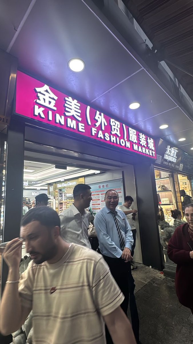 MohdAzmdn's tweet photo. 🇨🇳 | Mall dia kalau kau kata nak cari barang gadget satu mall semua brg gadget je, kalau mall kulit semua jual brg kulit. Harga boleh nego lah tapi berpada2 rendah sangat pun kadang dorg tak syok. https://t.co/tFLkGs6O0g
