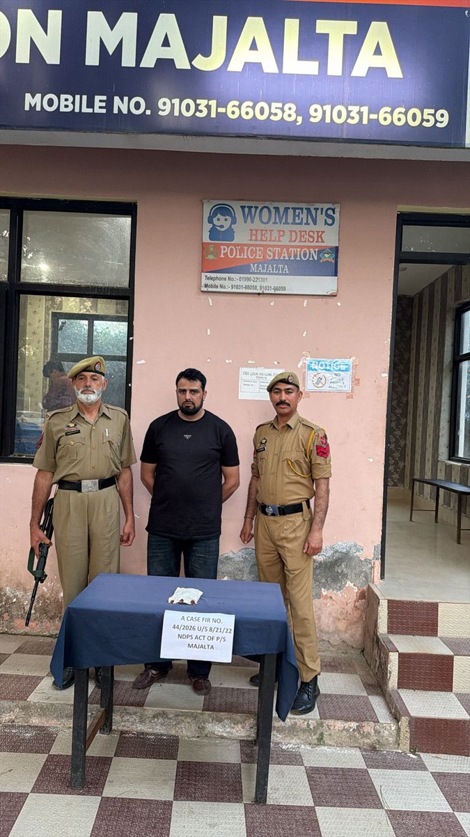UdhampurPolice's tweet image. #PeopleFirst
#UdhampurPolice
#DrugsFreeUdhampur
Inter district drug peddler Mohd Kesh S/o Sher Ali R/o Sunjwah, Sainik Colony, Tehsil Bahu, District Jammu arrested. 110 grams Heroin seized at Majalta, by Udhampur Police @igp_jammu @JmuKmrPolice @UHqrs @ZPHQJammu