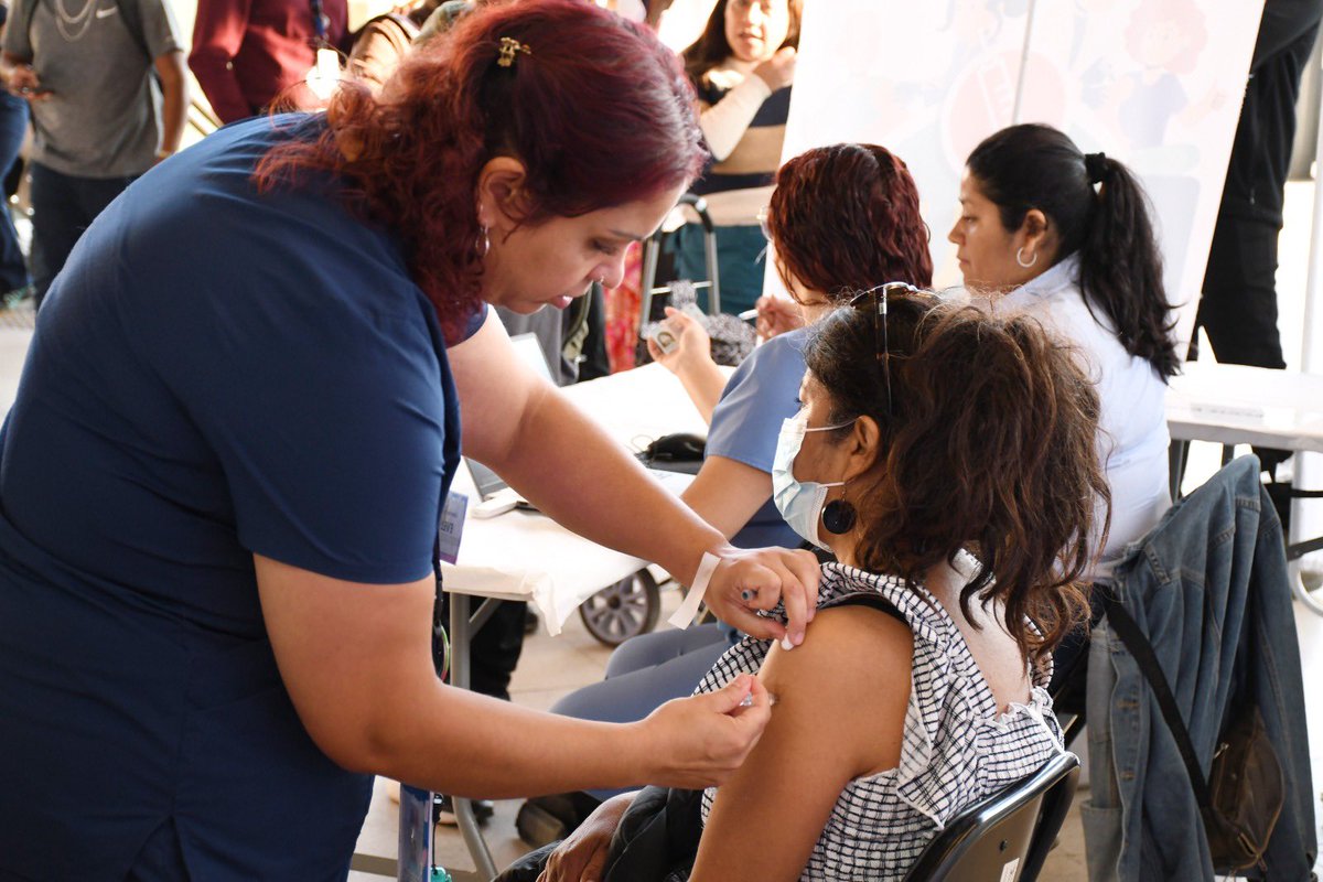 muniecentral's tweet photo. ¡Atención!  Iniciamos la vacunación contra enfermedades respiratorias 💉

📍 Puntos en Cesfam, Metro U. de Santiago, EFE y Polideportivo
🕘 Revisa días y horarios en nuestras redes https://t.co/zEKBkkElxl
 
Este invierno, nos cuidamos entre todos 💪🏻❄️ https://t.co/ulv1jf6lJN