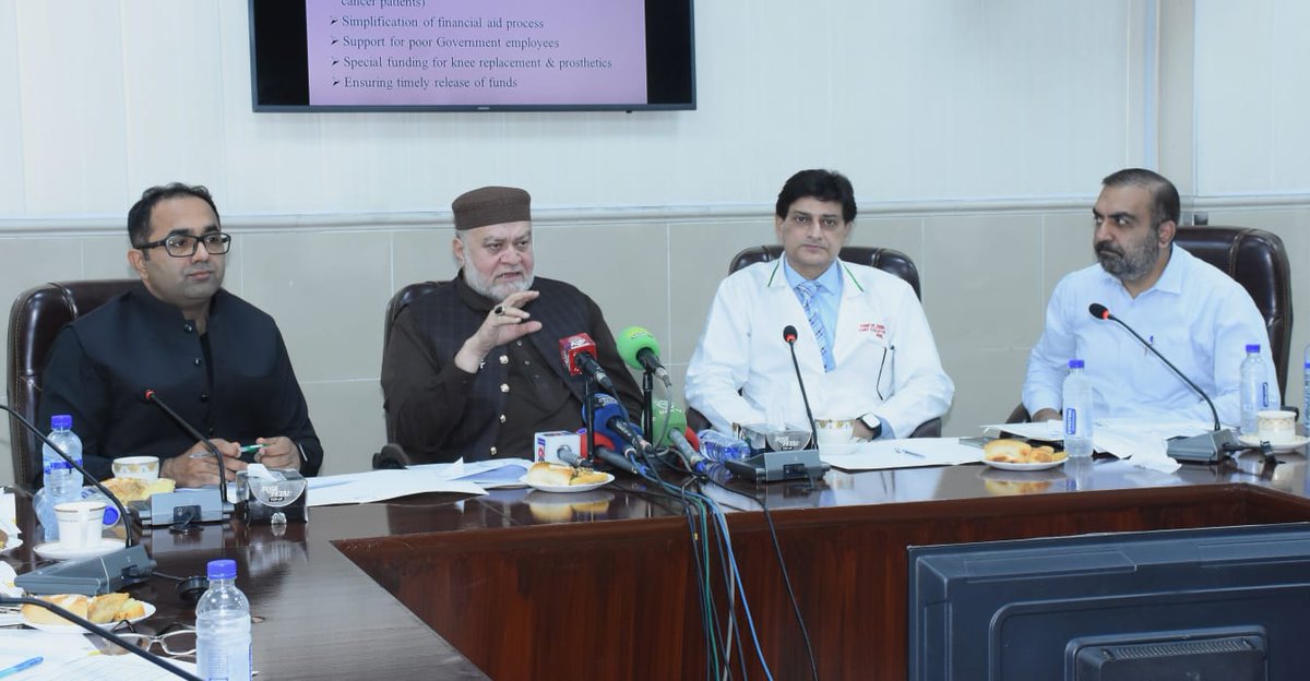 وفاقی وزیر برائے تخفیف غربت و سماجی تحفظ Syed Imran Ahmad Shah نے میو ہسپتال، لاہور کا اہم دورہ کیا، جہاں انہوں نے اپنی وزارت کے ذیلی ادارے پاکستان بیت المال کی جانب سے فراہم کی جانے والی مالی معاونت اور اس کے شفاف نظام کا تفصیلی جائزہ لیا۔ اس موقع پر وفاقی وزیر نے انفرادی مالی