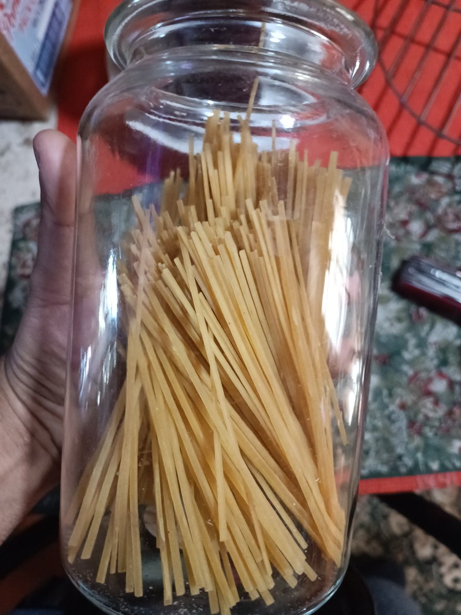 Los tuve que cortar para que caigan en el frasco, queda mejor guardado.
#italia #espaguetis