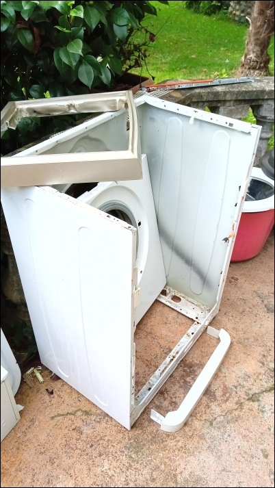 blast68k's tweet photo. なに！このフランス人は洗濯機で使ってセガっぽい筐体を作りました。カッコいいすぎー

https://t.co/ZZihsEEFcN https://t.co/IiDLMo79jN
