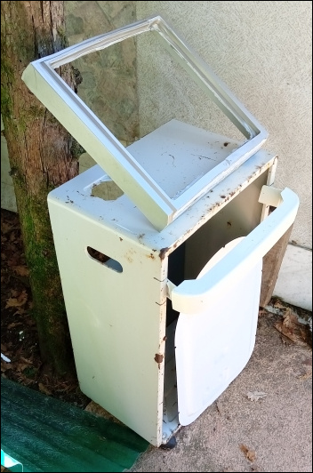 blast68k's tweet photo. なに！このフランス人は洗濯機で使ってセガっぽい筐体を作りました。カッコいいすぎー

https://t.co/ZZihsEEFcN https://t.co/IiDLMo79jN