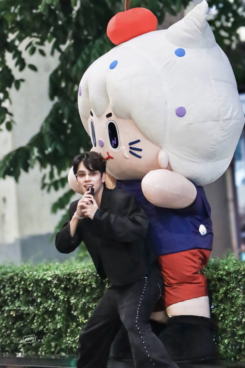 ตอนรวมพล มองดูนนนคุยกับแฟนคลับ ส่วนเนคก็วิ่งเล่น เต้นบ้าง มันเป็นภาพที่น่ารักมากเลย มีความสุขที่ได้เห็น 🥹😭 เท่านี้ก็ฮีลใจแล้ว มีพลังสู้ต่อ 💙💜🍒🍦

NANON GMMTV FANSIGN
#GMMTVFANIVAL2026xNanon
#mynameisnanon #NILKNHAKE