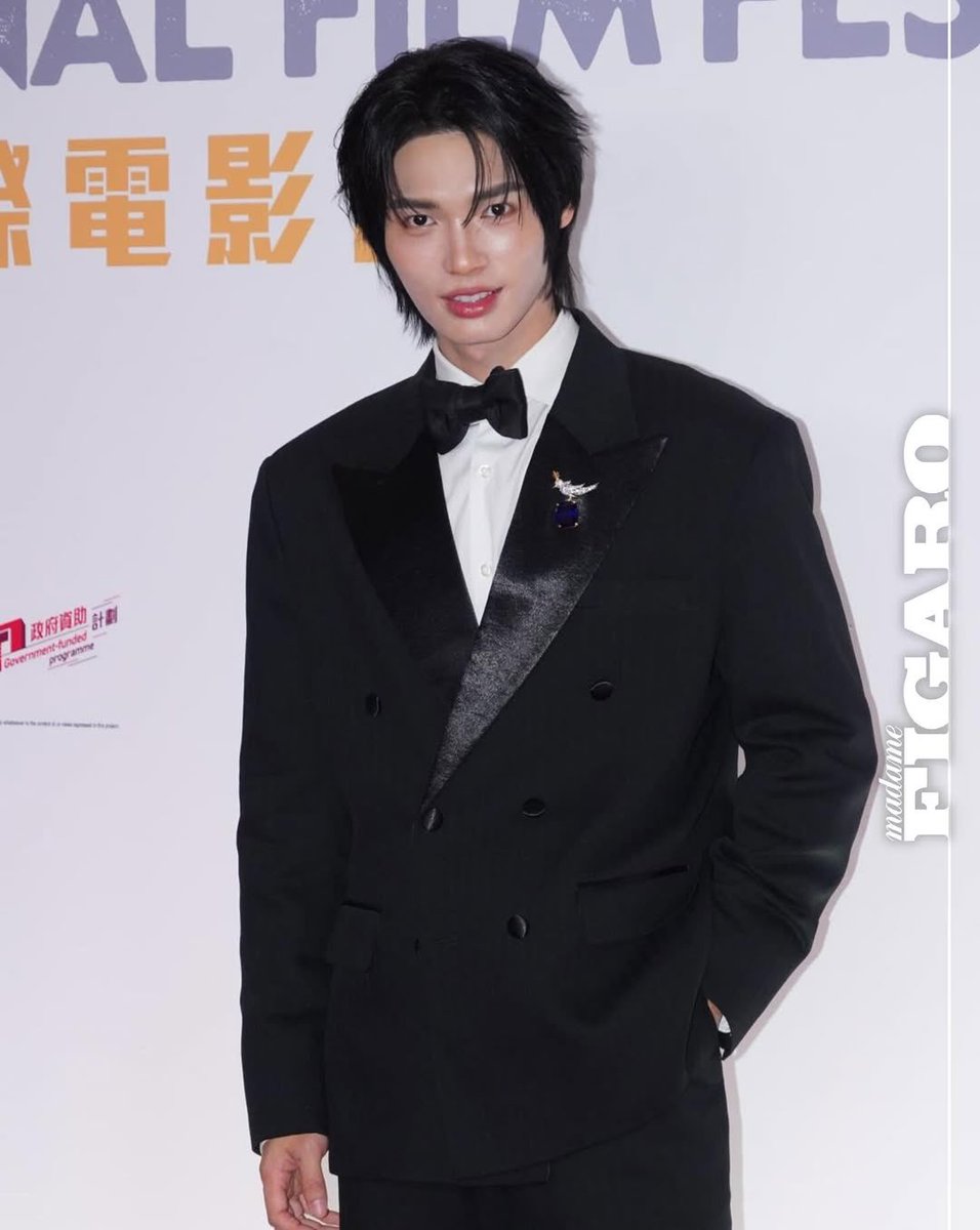 WinmetawinO's tweet photo. 今天香港國際電影節的紅毯嘉賓還有人氣泰星 Win！這名泰國男神今年獲邀擔任電影節「敢想未來.亞洲大使，他以一身來自Prada的經典黑色西裝，配搭黑煲呔造型登場，更戴上了Tiffany & Co.的Bird on a Rock by Tiffany 坦桑石胸針作點綴，為整身造型增添奪目光彩。粉絲們喜歡他今天的造型嗎？

Ig madamefigarohk update 
📍  https://t.co/deqirFQcnY 

WIN ASIAN VISIONAR AMBASSADOR 

#HKIFF50xWin #HKIFF50 
#CSTB #CCIDAHK
#winmetawin @winmetawin